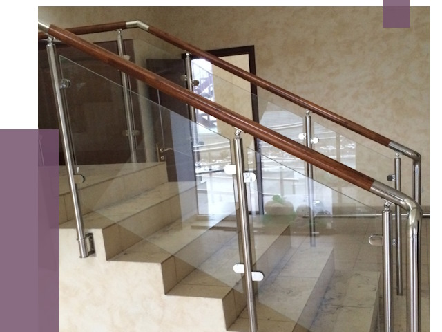 Комбинированные перила из металла и дерева в Узловой